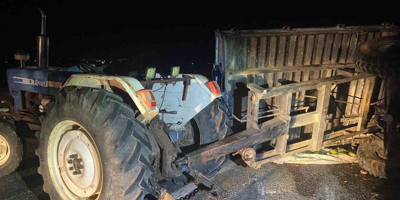 Hafif Ticari Araç Traktöre Çarptı: 6 Yaralı
