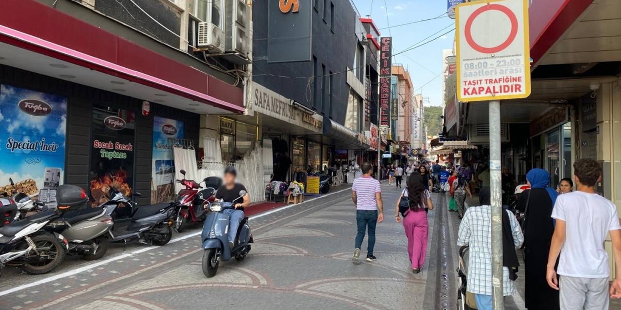 Uyarı Levhalarını Dikkate Almayan Motosiklet Sürücülerine Esnaf Ve Vatandaşlardan Tepki