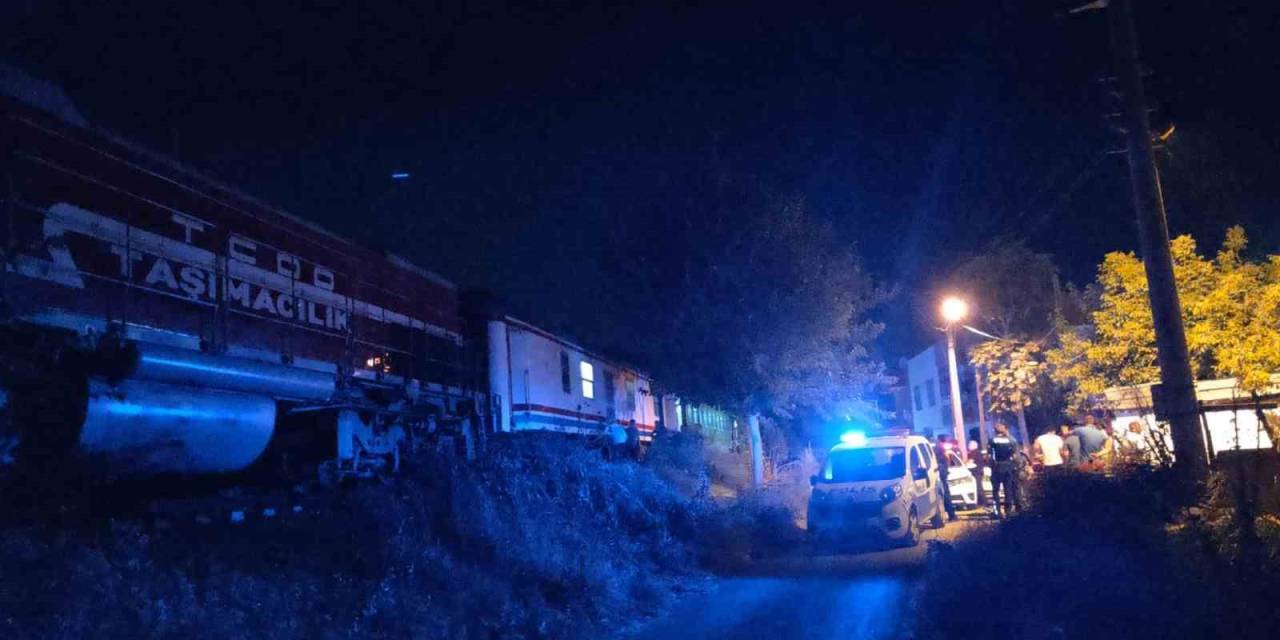 Manisa’da Yolcu Treninin Çarptığı 2 Kişi Yaralandı