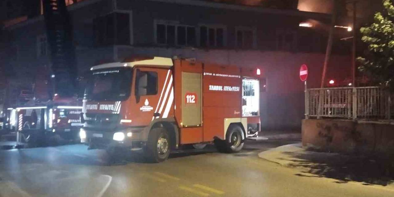 Ümraniye’de Mobilya İmalathanesinin Çatısı Alev Alev Yandı