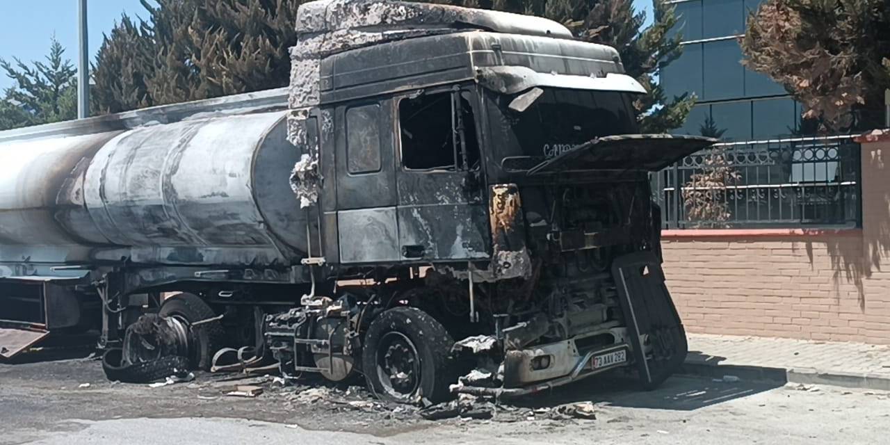 Yanan Tırın Sürücüsü Ağır Yaralandı