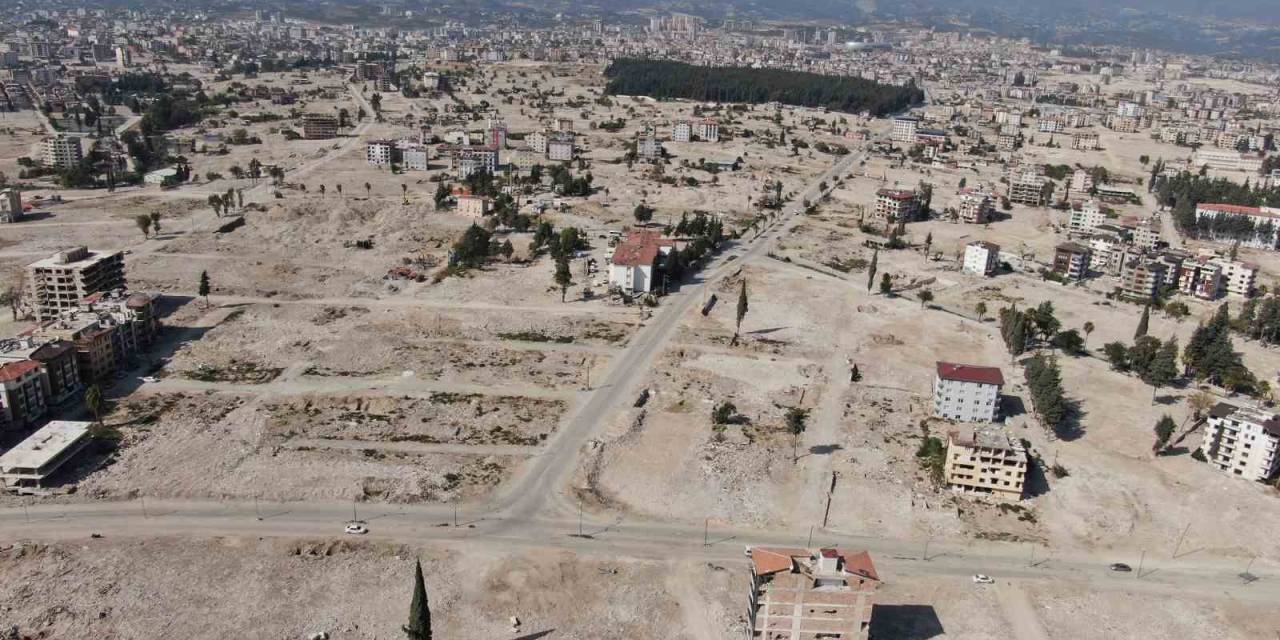 Depremin Yok Ettiği Kent Merkezinde İnşaatlar Gece Gündüz Demeden Devam Ediyor