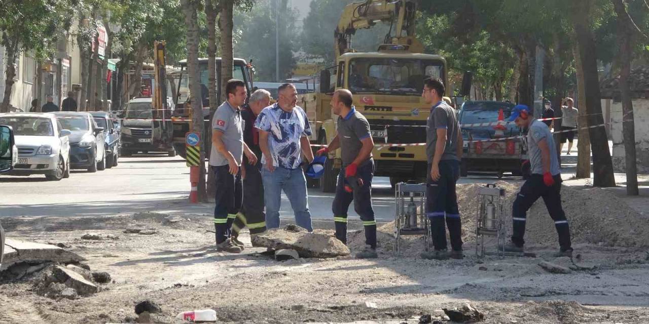 Asfalt Çalışması Sırasında Doğal Gaz Boru Hattında Sızma Ekipleri Alarma Geçirdi