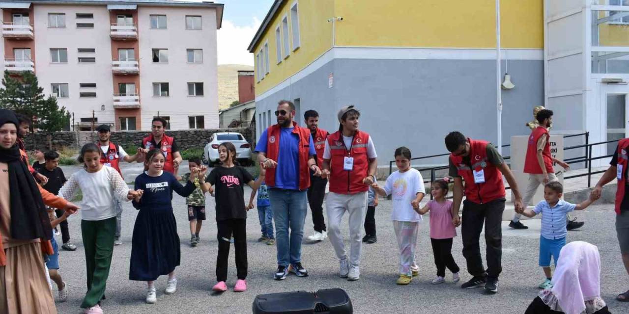 Minik Yüreklere Dokundular