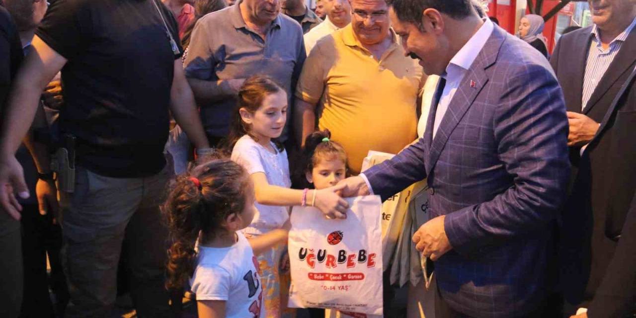 Depremin Vurduğu Hatay’da Prefabrik Çarşı Esnafı 400 Depremzede Çocuğa Hediye Dağıttı