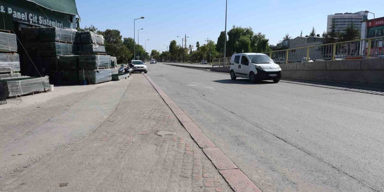 Caddeye Kontrolsüz Çıkan Kamyonete Otomobilin Çarpması Kamerada