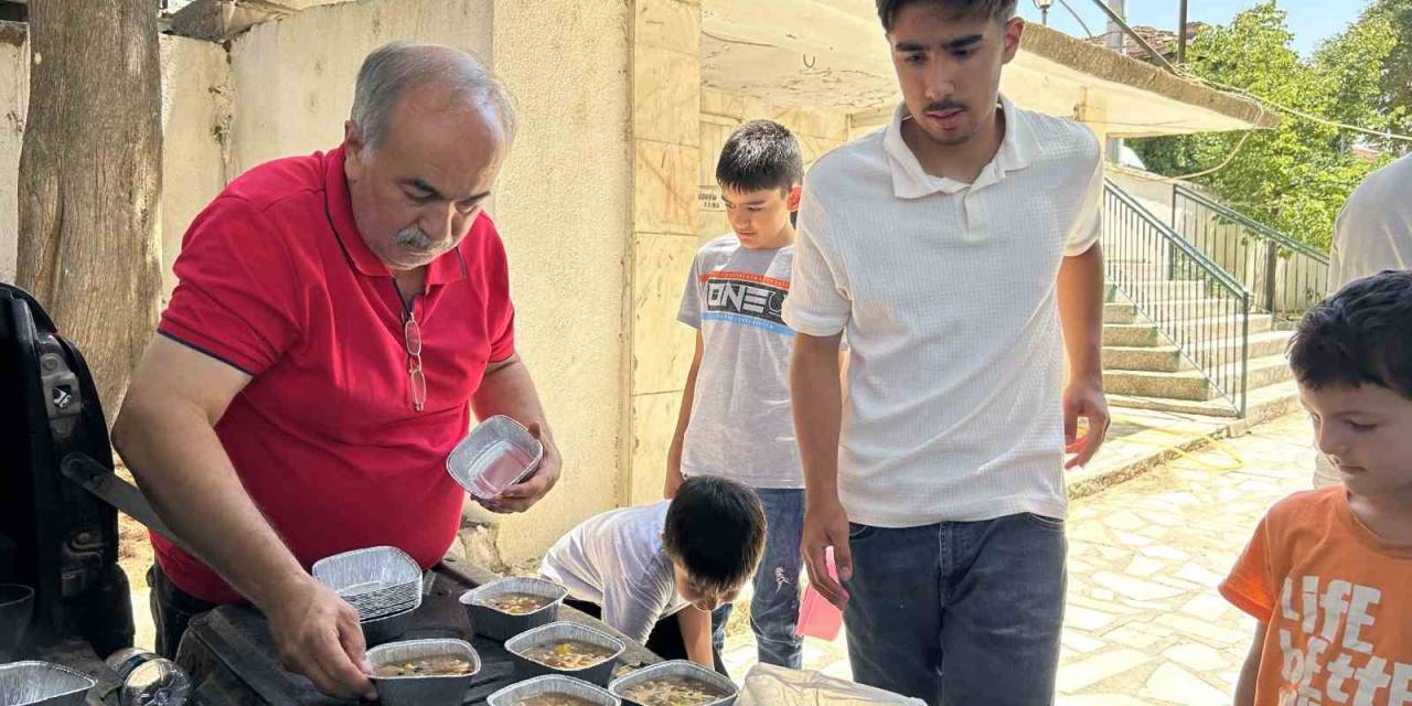 Uşak’ta Şehitler İçin Yüzlerce Kişilik Aşure Hayrı Yapıldı