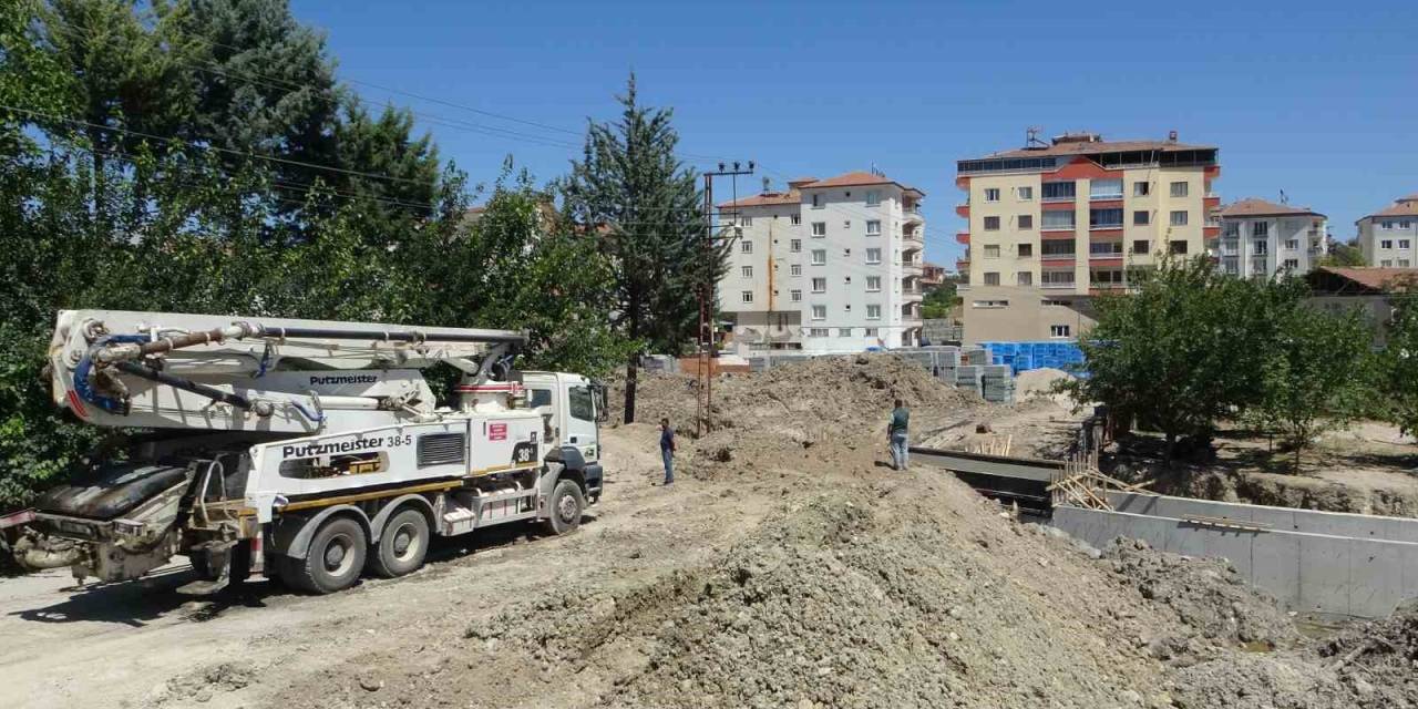 Menfez Çalışması Sırasında Akıma Kapılan Genç Yaralandı