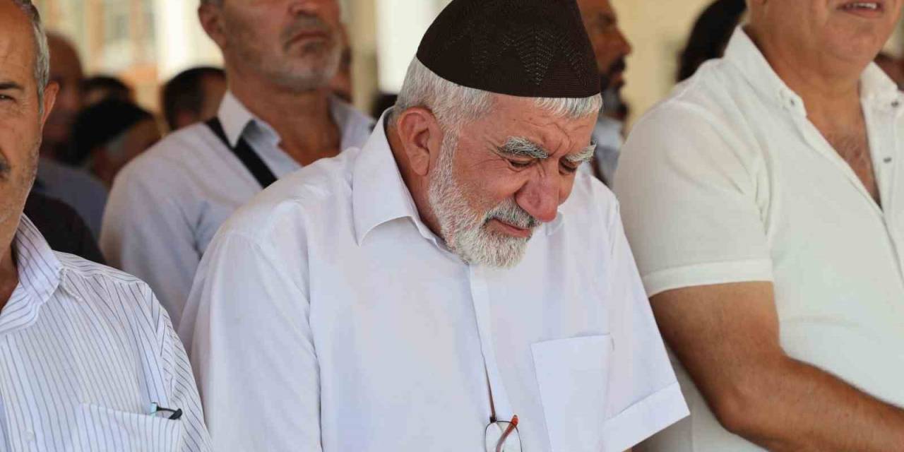 Haniye İçin Kılınan Cenaze Namazında Duygusal Anlar: Yaşlı Adam İsrail’i Kınadı, Gözyaşları Döktü