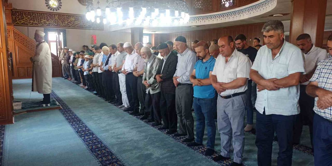 Haniye İçin Ahlat’taki Camilerde Gıyabi Cenaze Namazı Kılındı