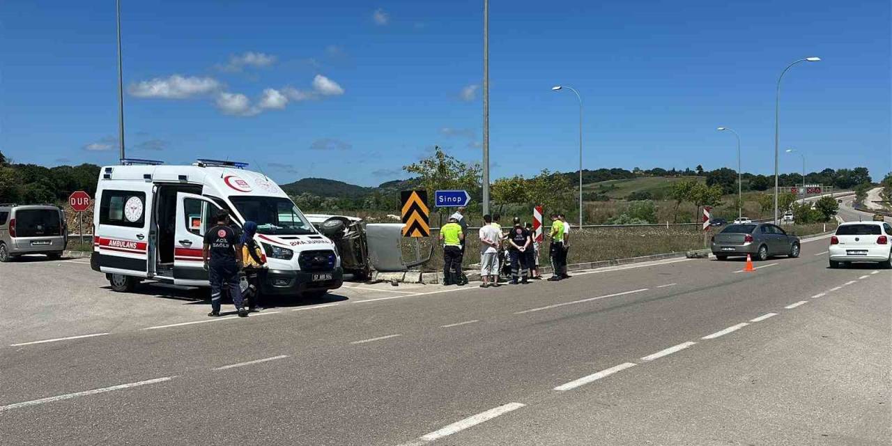 Sinop’ta 2 Otomobil Çarpıştı: 3 Yaralı