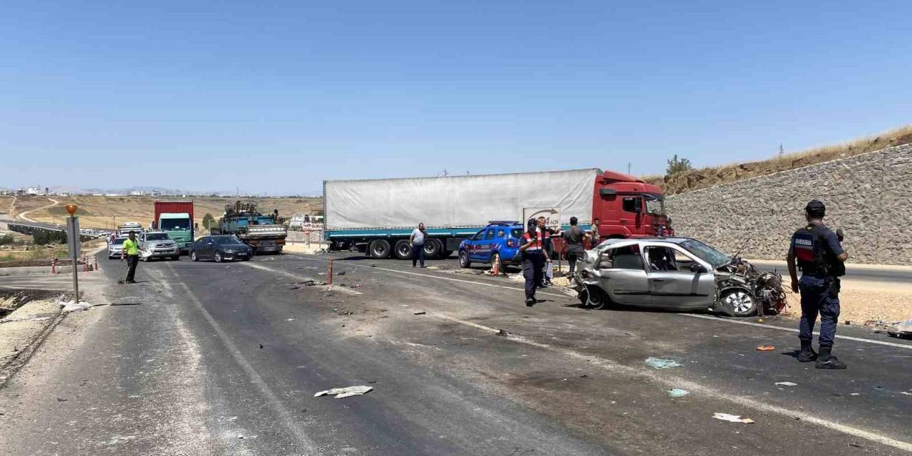 Diyarbakır’da İki Tır İle Otomobil Çarpıştı: 1 Ölü, 4 Yaralı