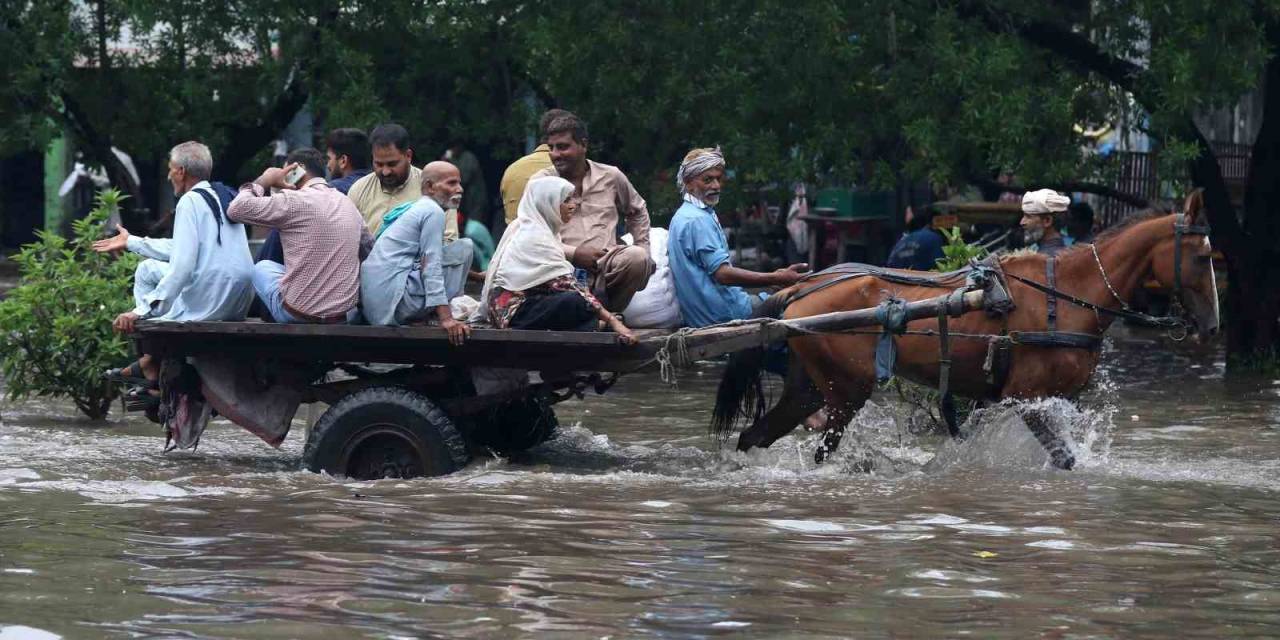 Pakistan’ın Lahor Şehrinde 44 Yılın Yağış Rekoru: 6 Ölü