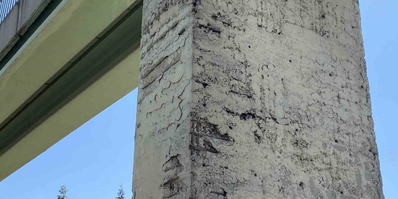 Avcılar’da Tem Otoyolu Üzerindeki Üst Geçit Tehlike Saçıyor