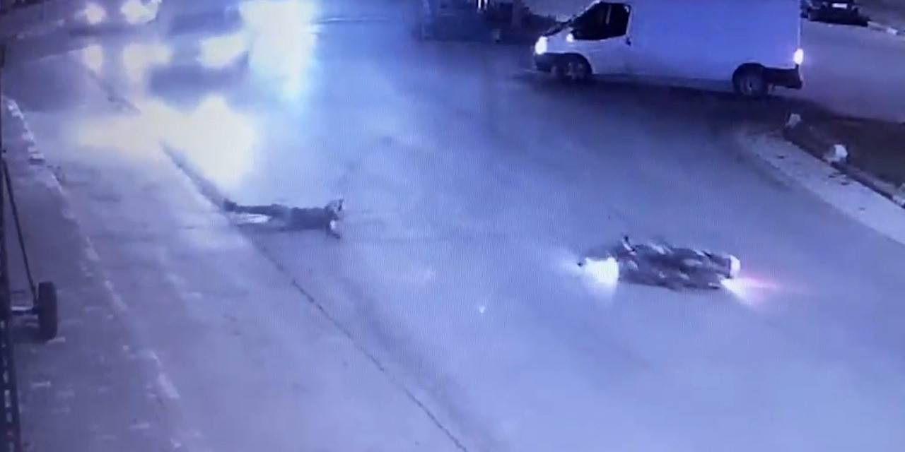 Otomobil İle Çarpışan Motosiklet Ve Sürücüsünün Savrulma Anı Kamerada