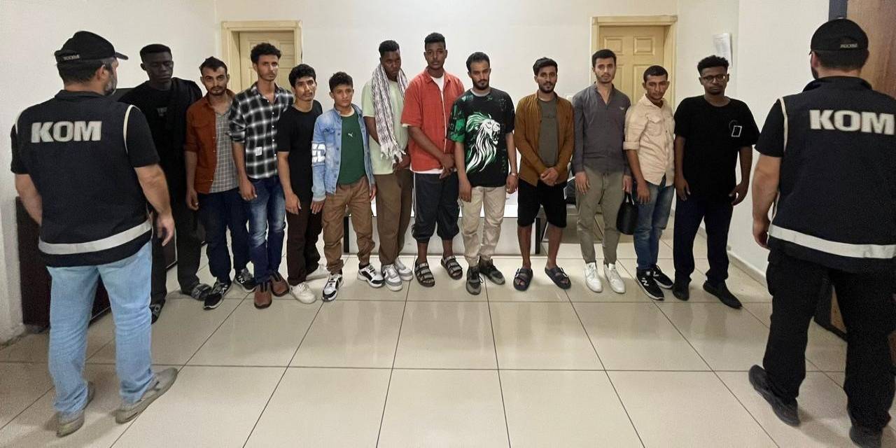 Balıkesir’de Düzenlenen Operasyonda 12 Düzensiz Göçmen Ve 2 İnsan Kaçakçısı Yakalandı