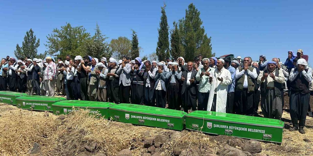 Kazada Ölen 5 Çocuk Yan Yana Defnedildi