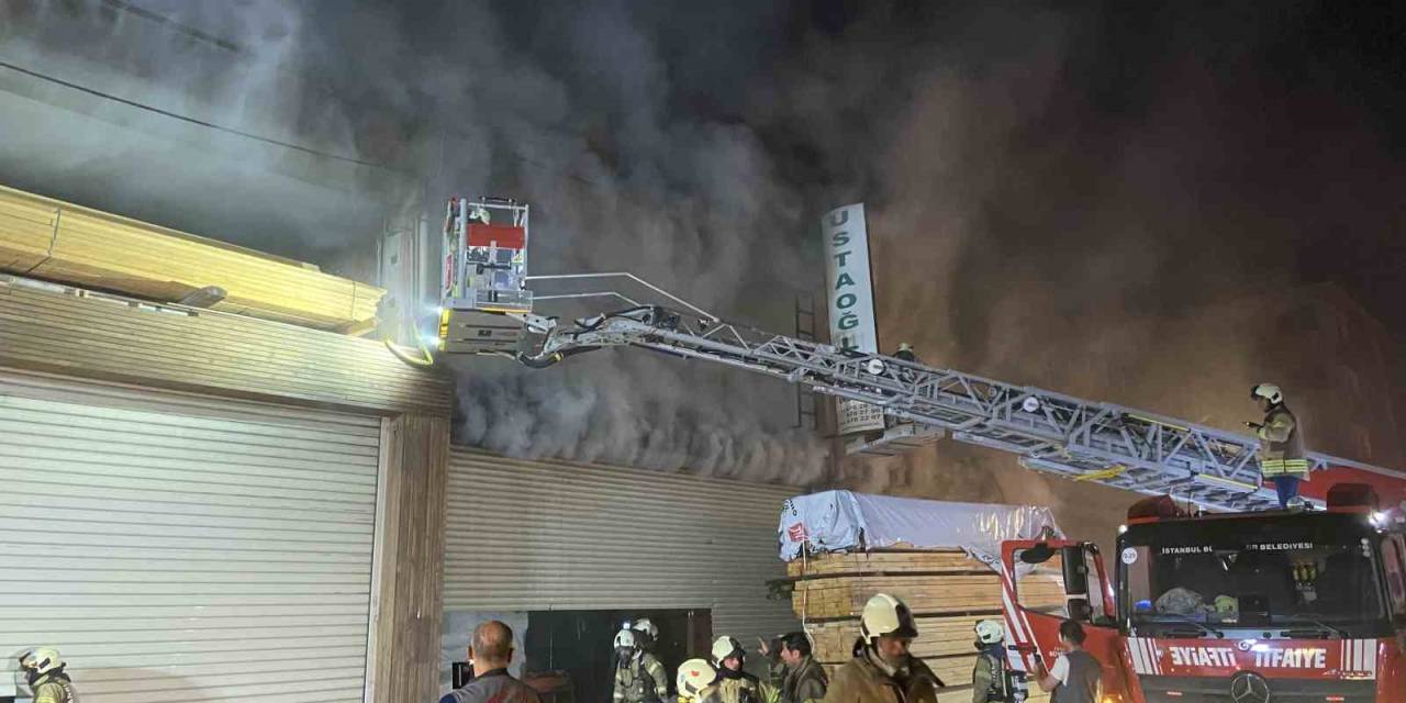 Başakşehir’de 2 Katlı Mobilya İmalathanesinde Korkutan Yangın