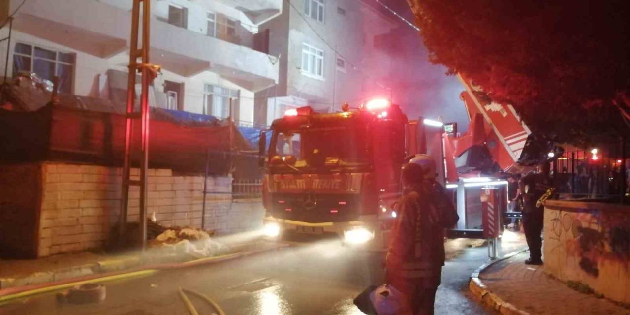Pendik’te İki Binanın Çatısı Alevlere Teslim Oldu