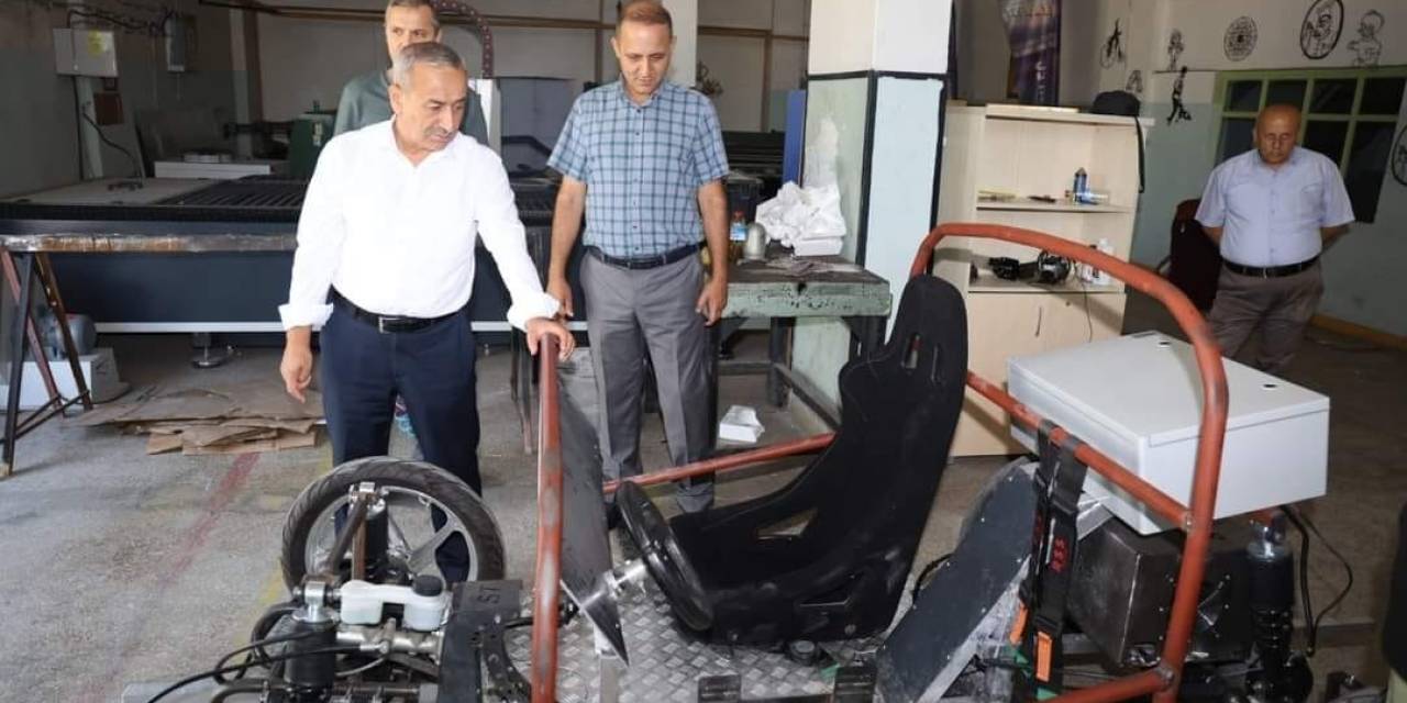 Öğrenciler Elektrikli Aracını Kendi Yapıyor