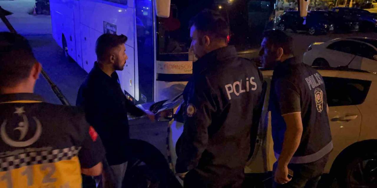 Uyuyakalan Otomobil Sürücüsü Yoldan Çıktı, Otoparka Daldı