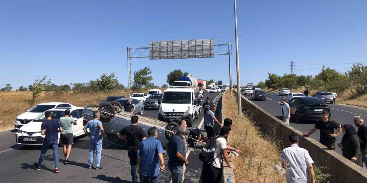 Cenaze Dönüşü Lastiği Patlayan Otomobil Takla Attı