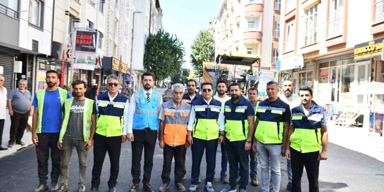 Esenyurt Belediye Başkanı Ahmet Özer, Asfaltlama Çalışmalarına Katıldı