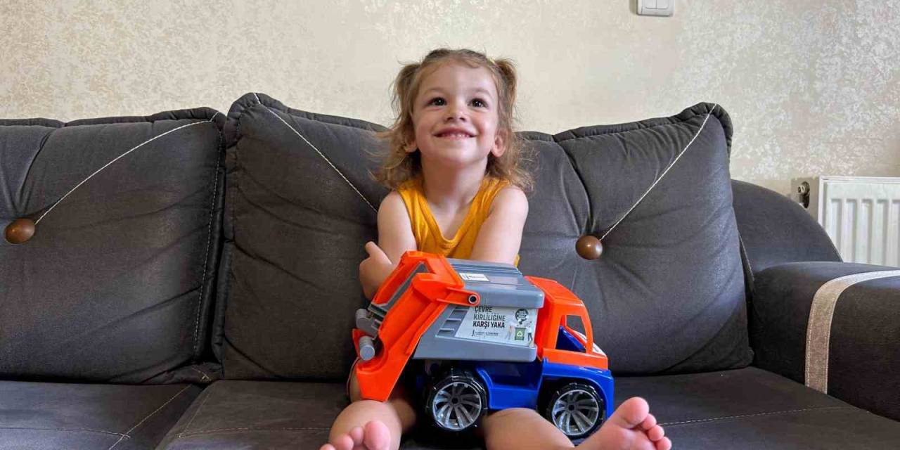 2.5 Yaşındaki Minik İnci Temizlik İşçilerini Her Gün Sabırsızlıkla Bekliyor