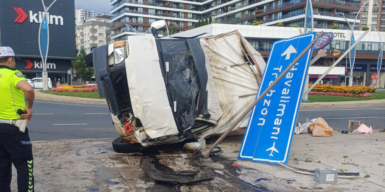 Trabzon'da kamyonet ile taksi çarpıştı, 20 yaralı