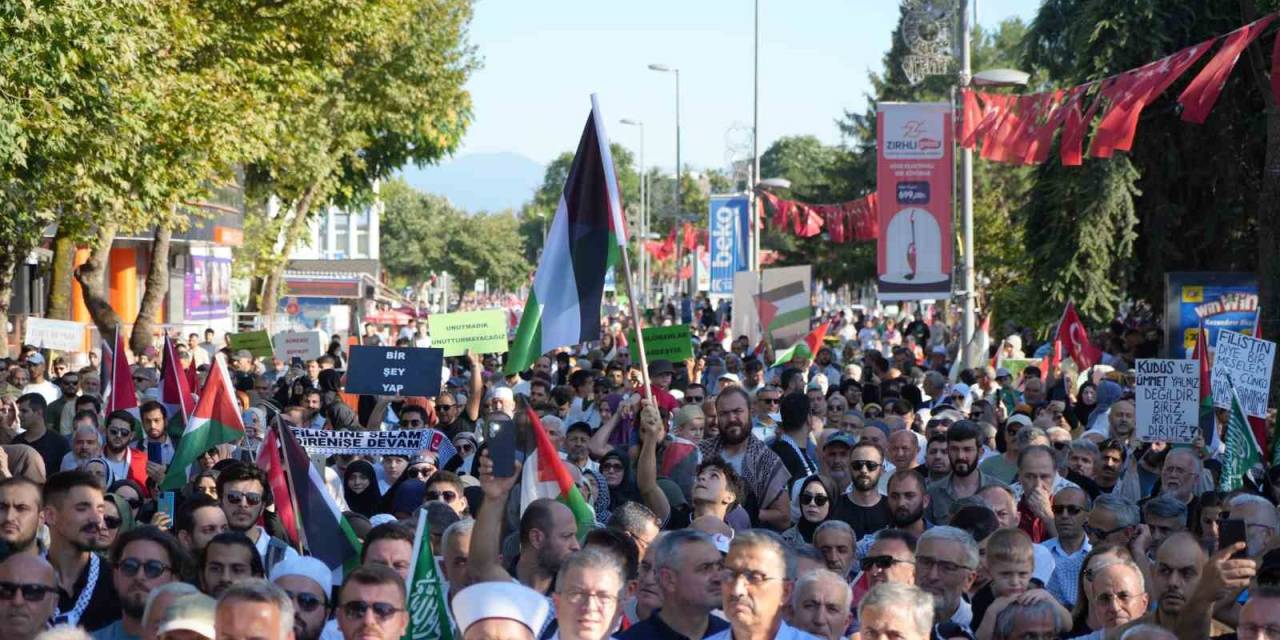 Sakarya’da Binler Gazze Ve İsmail Haniye İçin Yürüdü