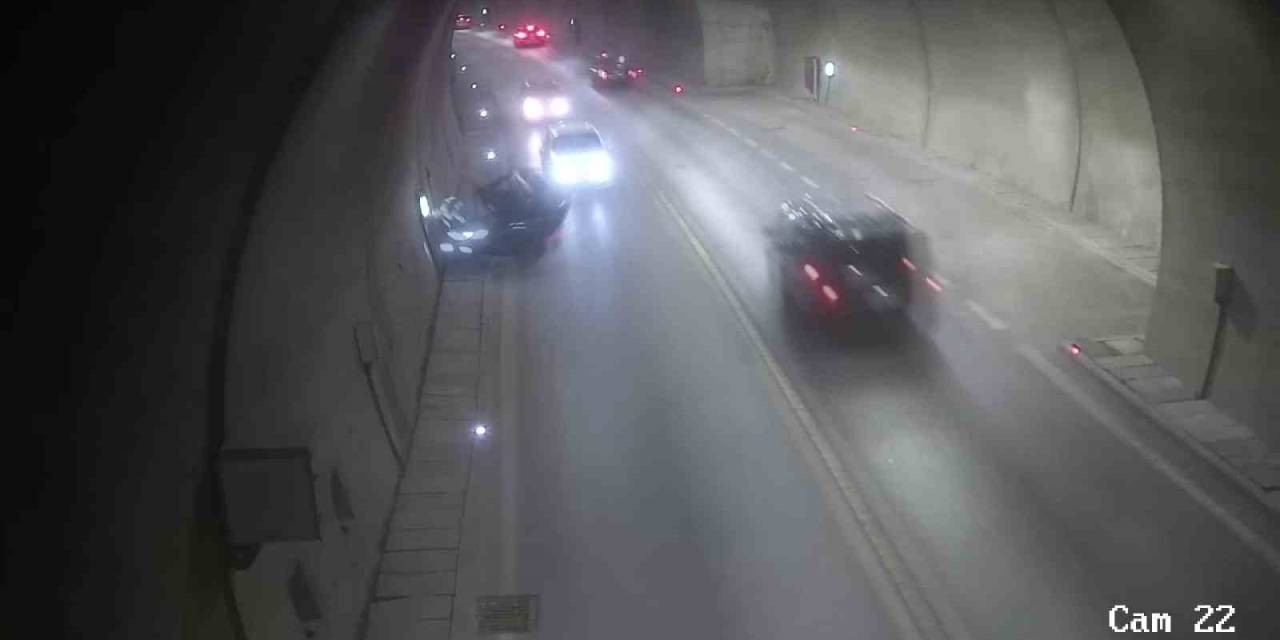 Motorlu Bisiklet Tünelde Duvara Çarparak Devrildi: 2 Yaralı