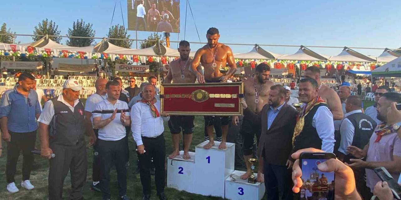 Geleneksel Arnavutköy Yağlı Güreşleri’nde Şampiyon Mustafa Taş Oldu