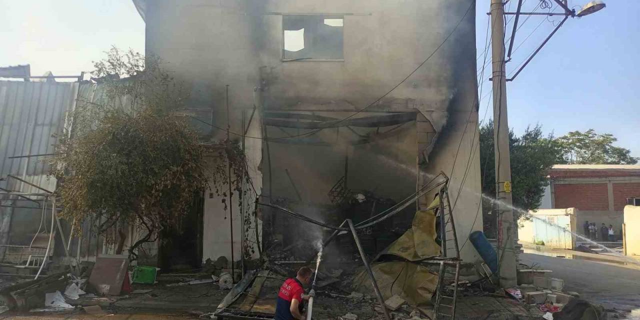 Denizli’de Şarjda Bırakılan Telefon, Ambalaj Fabrikasını Küle Çevirdi