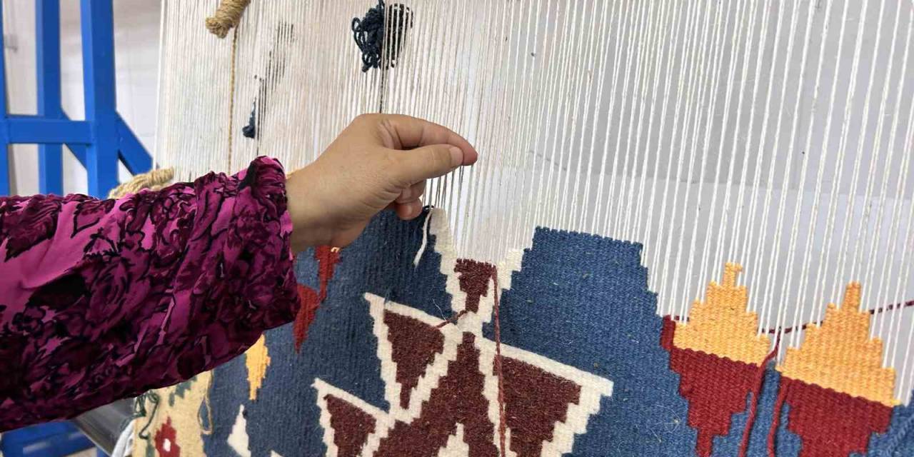 Kadınlar İlmik Atarak Kazanç Elde Etmek İçin Çıktıkları Yolda İlk Kilimi Bitirdiler