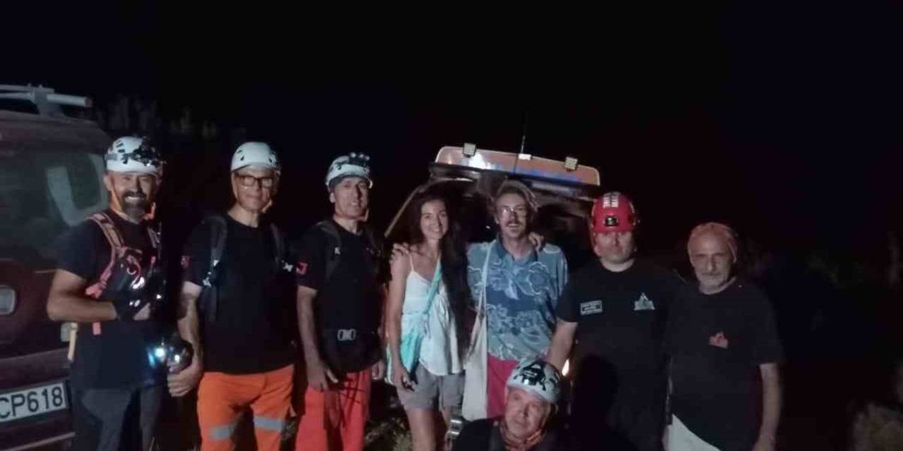 Dağlık Alanda Mahsur Kalan 2 Kişi 4 Saatlik Çalışma Sonunda Kurtarıldı