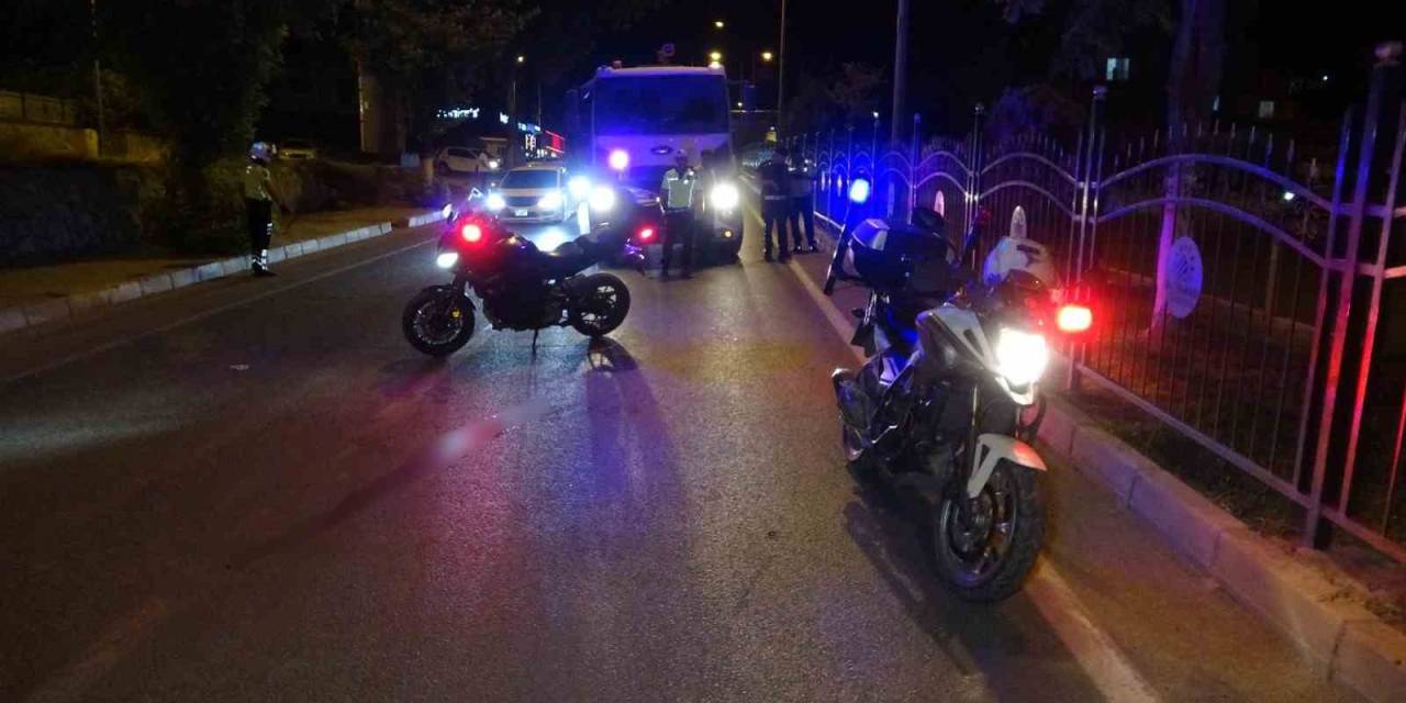 Motosiklet, Önce Otomobile Sonra Demir Korkuluklara Çarptı: 1 Ağır Yaralı