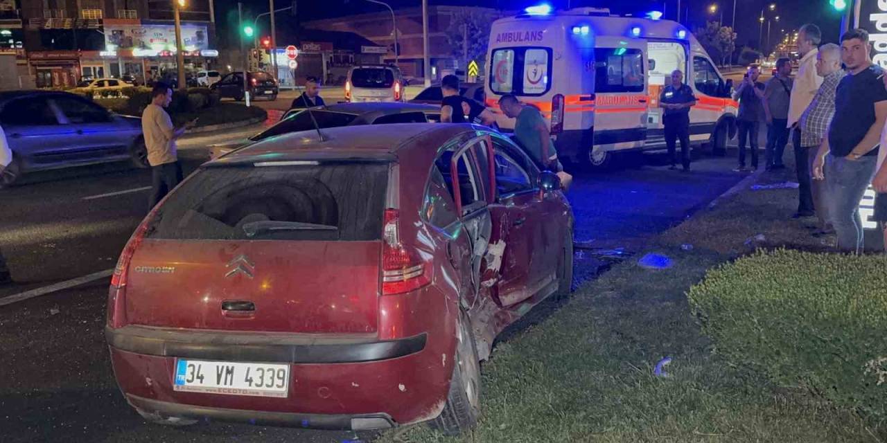 Kırmızı Işık İhlalinde 3 Araç Çarpıştı: 2 Yaralı