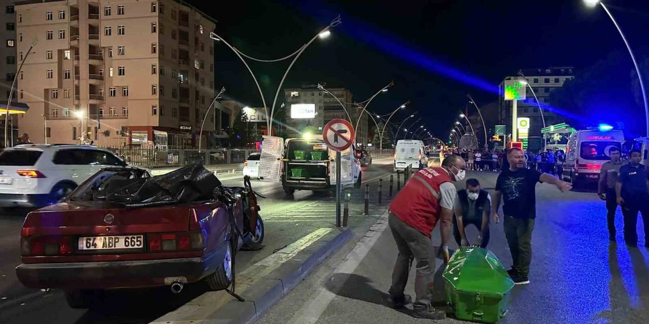 Uşak’ta Feci Kaza: Tırın Dorsesine Çarpan Otomobildeki Bir Kişi Hayatını Kaybetti