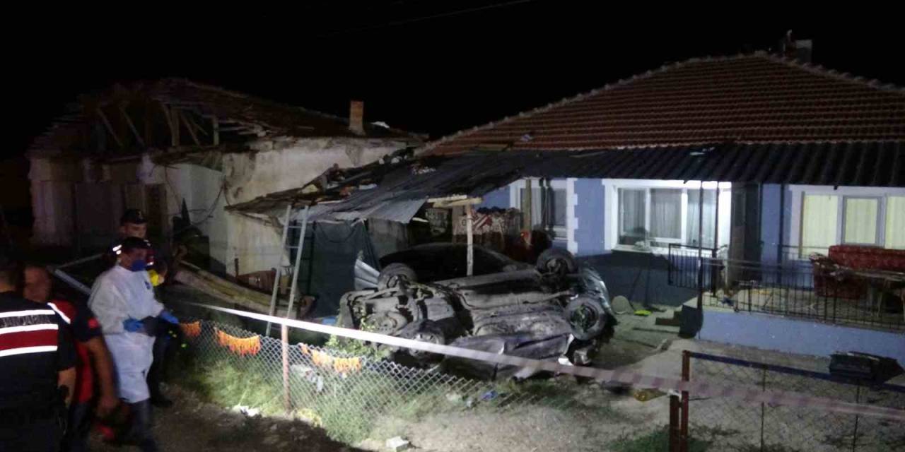 Kontrolden Çıkan Hafif Ticari Araç Bahçeye Daldı, Arabadan Çatıya Fırlayan Genç Adam Hayatını Kaybetti