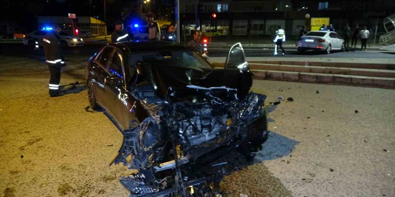 Yozgat’ta İki Otomobilin Çarpıştığı Kazada 6 Kişi Yaralandı