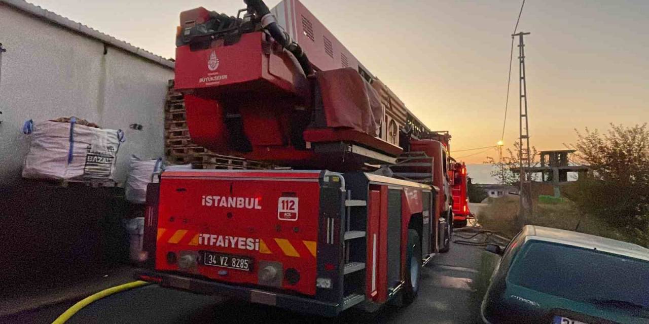 Arnavutköy’de Ahşap Palet Fabrikasında Yangın
