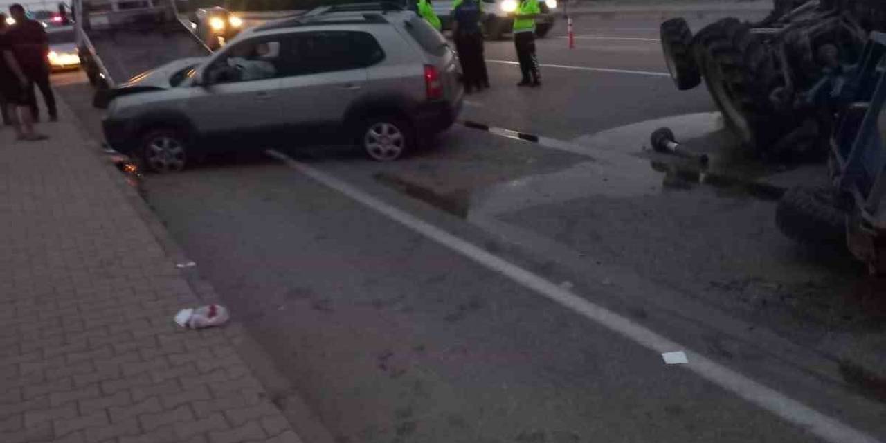 Traktör İle Otomobil Çarpıştı: 3 Yaralı