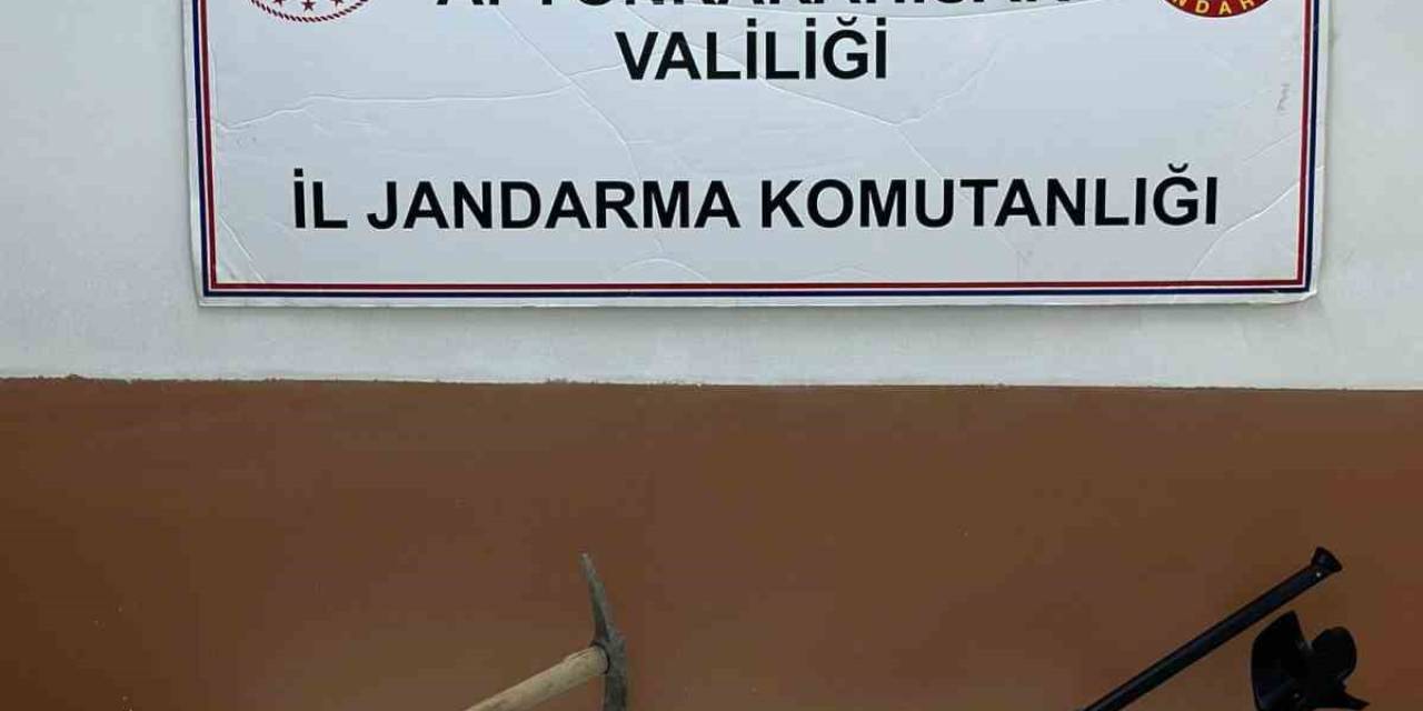 Dedektör Ve Kazma İle Define Arayan 4 Kişiyi Jandarma Yakaladı