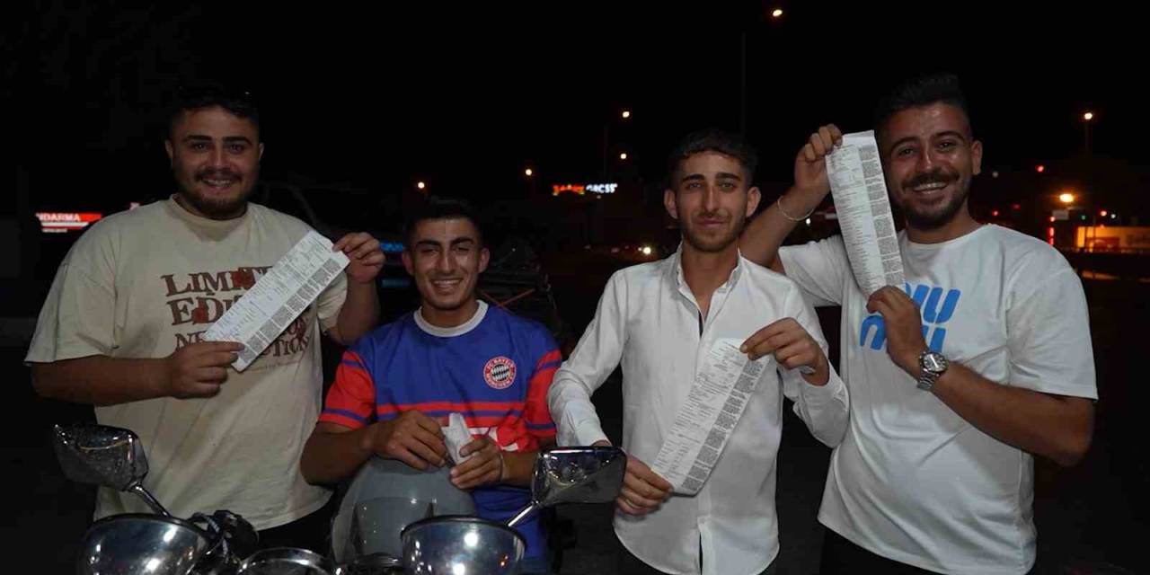 "Devletimiz Sağ Olsun" Diyerek, Ceza Makbuzlarıyla Poz Verdiler