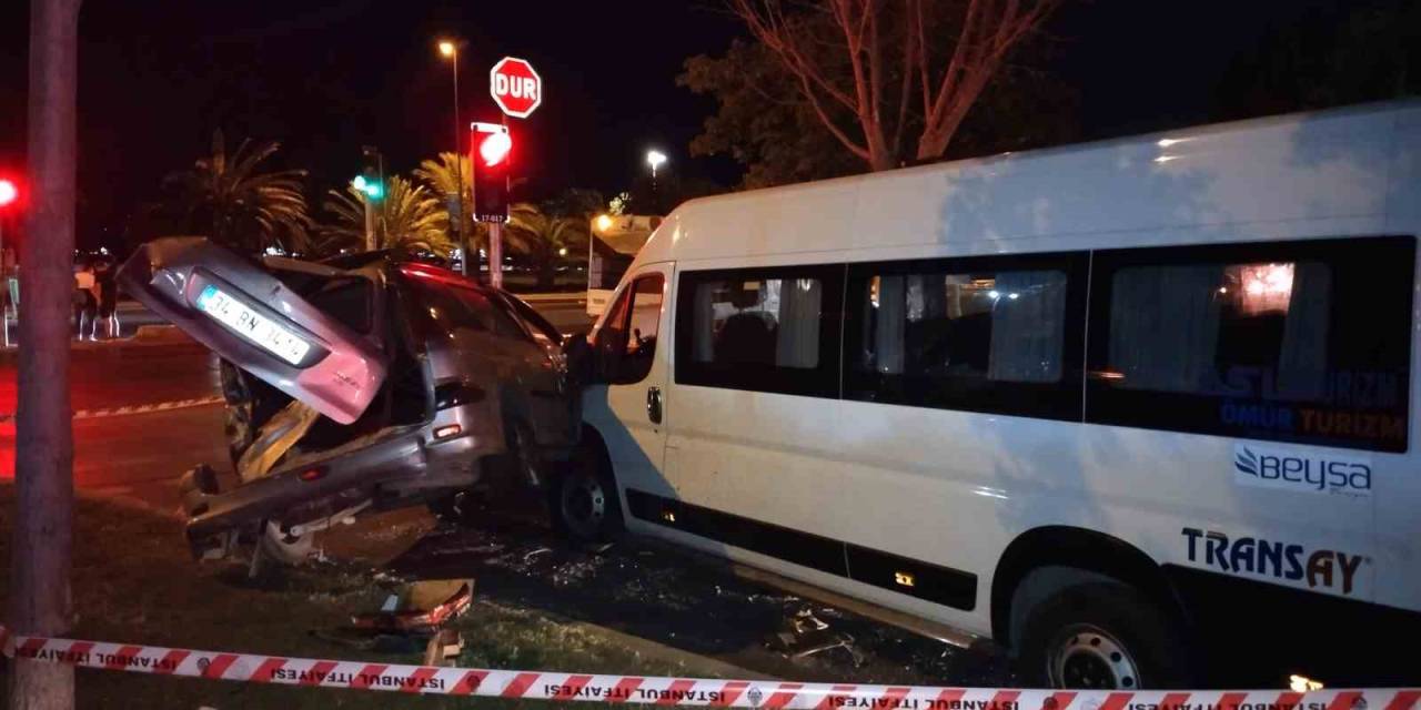 Kontrolden Çıkan Otomobil, Trafik Işıklarında Bekleyen Öğrenci Servisine Çarptı: 2 Yaralı