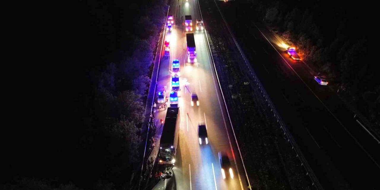 Otobüs Tıra Arkadan Çarptı: 25 Yaralı