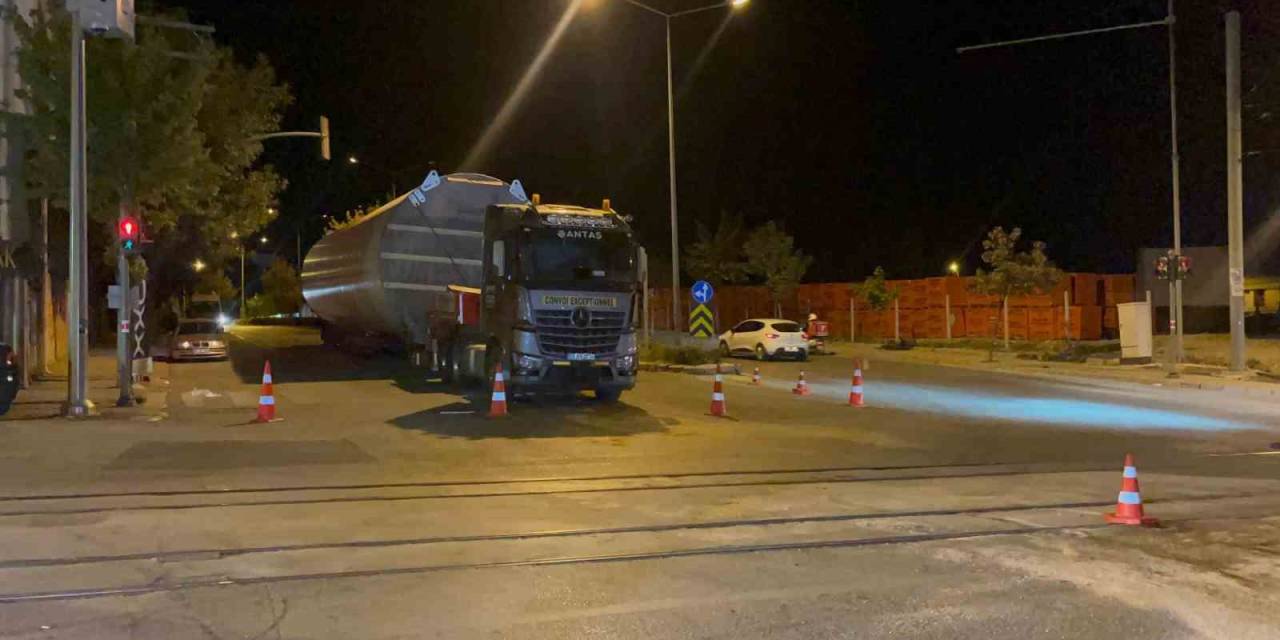 86 Tonluk Rüzgar Türbini Gövdesi Taşıyan Tır Yolda Kaldı