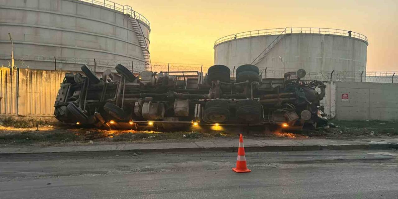 Hatay’da Beton Pompası Taşıyan Tır Devrildi