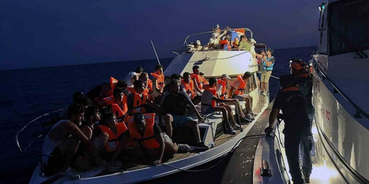 Motor Yat Arıza Yaptı, 13 Çocuk 51 Düzensiz Göçmen Kurtarıldı