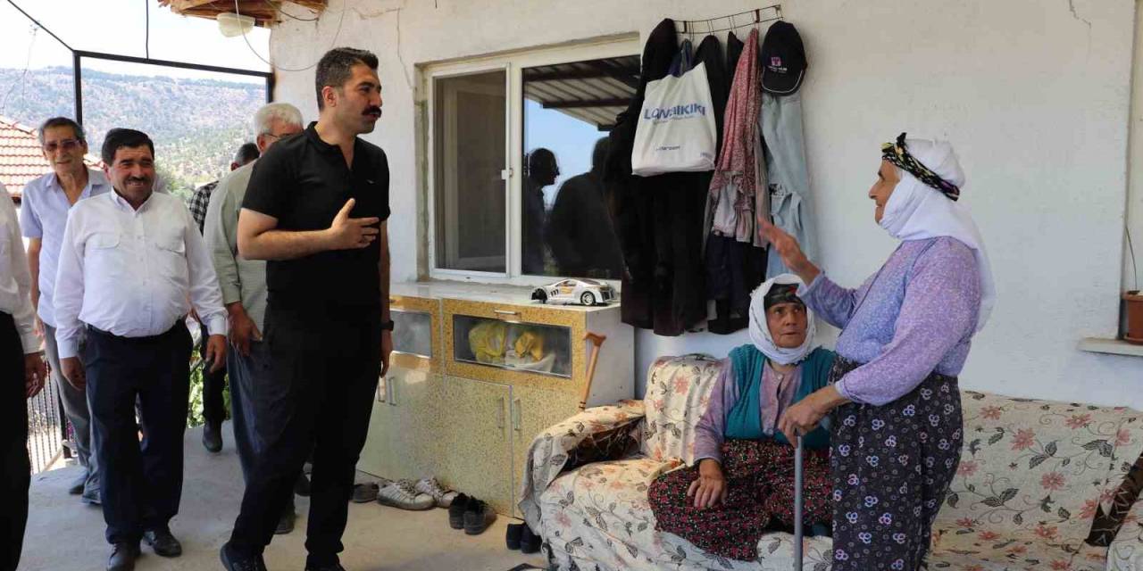 Kaymakam Ve Başkan Yangında Zarar Gören Aileyi Ziyaret Etti
